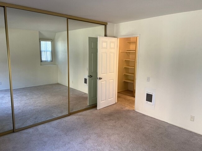 Building Photo - Villa La Jolla