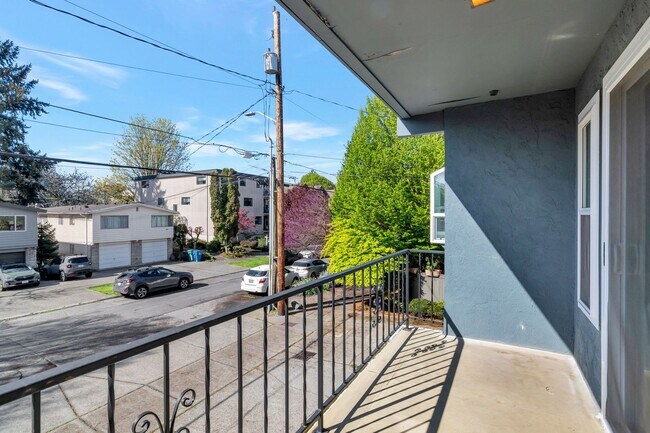 Building Photo - Prime Ballard location, small building