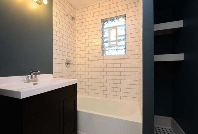 Building Photo - Beautiful 5 Bedroom Home!