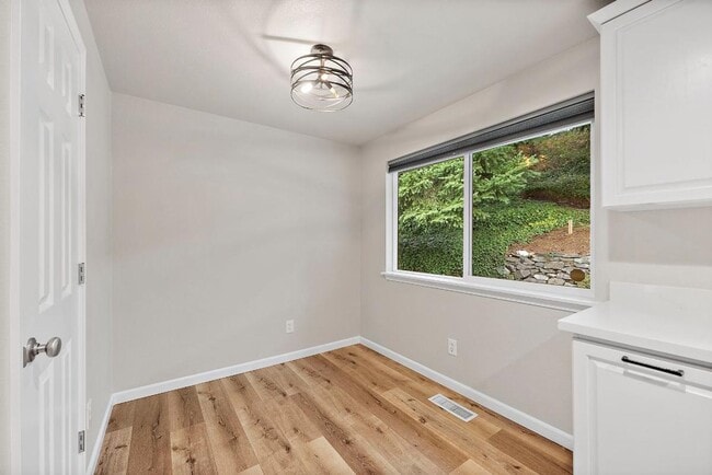Building Photo - Renovated Tacoma Home with A/C, Huge Den, Bonus Office & Fully Fenced Yard!