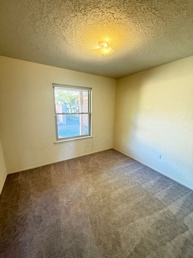 Building Photo - Nice 3 bedroom 2 bath located in Northeast Foothills on Cul De Sac St.