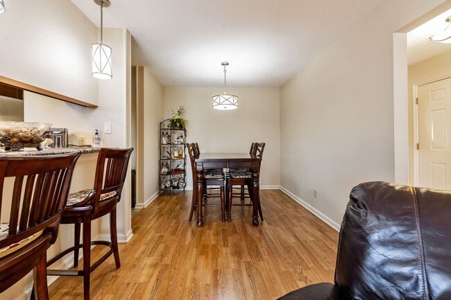 Building Photo - Furnished or Unfurnished Top Floor Condo