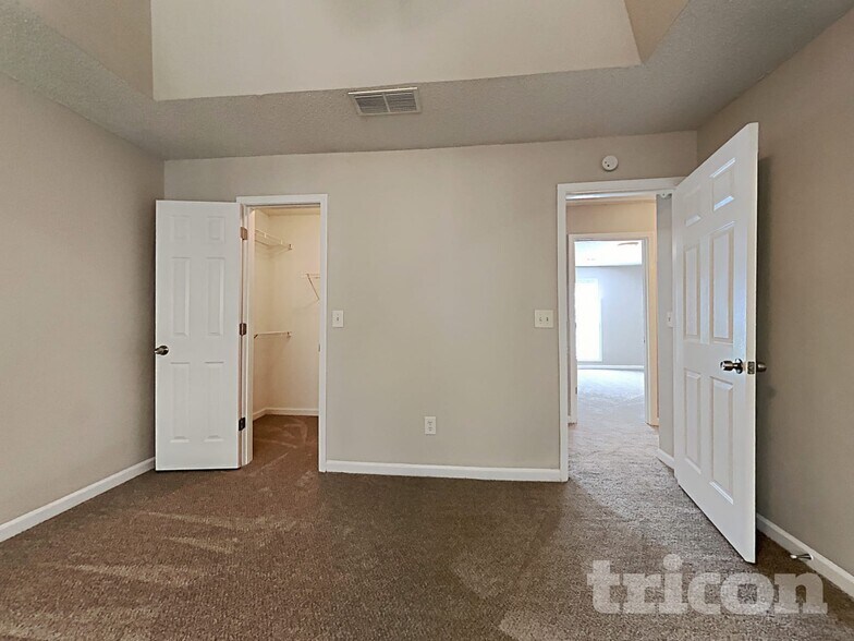 Building Photo - 305 Nims Dr