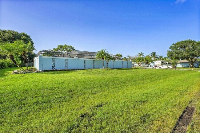 Building Photo - 154 SE Naranja Ave
