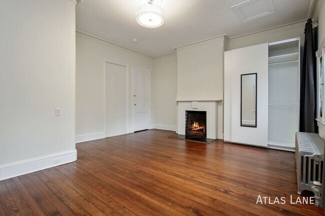 Building Photo - Professionally Managed & Recently Renovate...