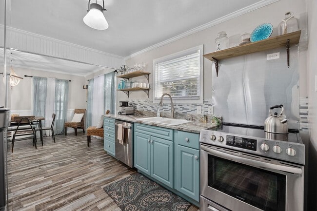 Building Photo - SNOWBIRD RENTAL- 4 blocks 2 Sea & Fire Pit