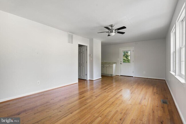 Building Photo - 130 Sunderland Dr