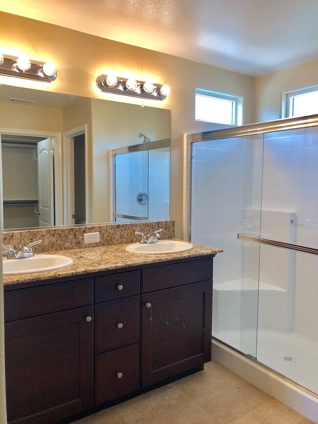 Building Photo - 2404 N Chardonnay Pl
