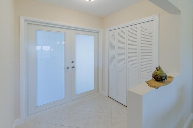 Building Photo - 300 E Royal Palm Rd