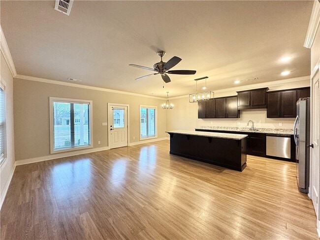 Building Photo - 812 NE Hts Ln