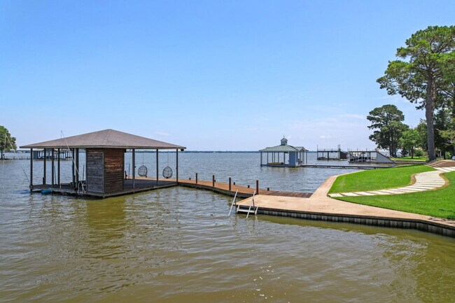 Building Photo - 1012 Chestnut Dr