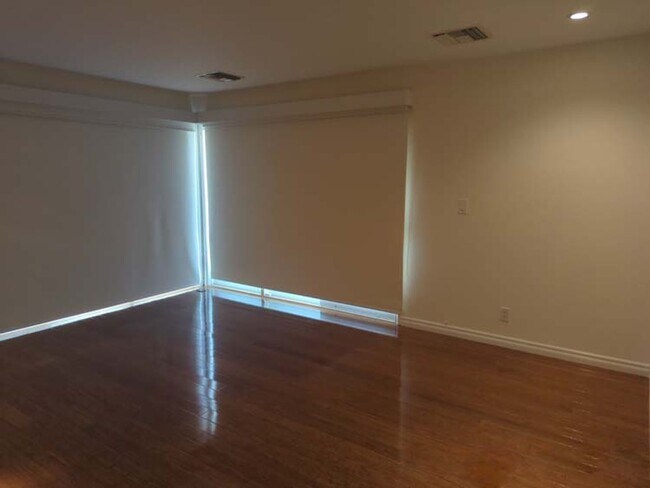 Building Photo - Gorgeous 3 bed 2.5 bath home with stunning Ocean Views and lots of natural light, in the highly s...