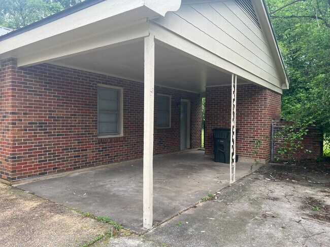 Building Photo - 3 bedroom 1 bathroom single level home