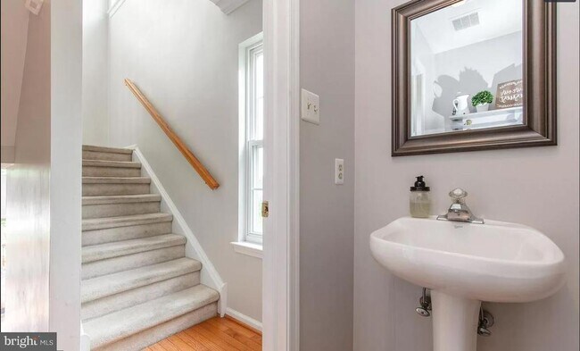 Building Photo - 423 Fort Hill Cir