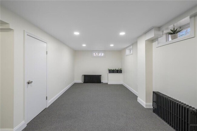 Building Photo - 33 Moorland Ave