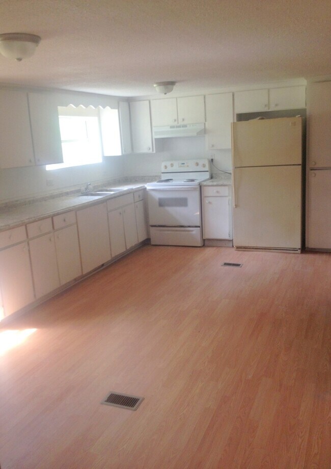 Building Photo - 3301 Diana Dr