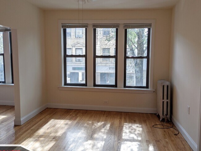 Building Photo - 2704 N Sawyer Ave