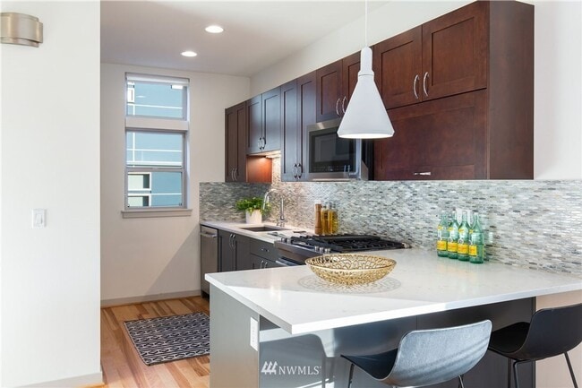 Building Photo - Modern 4-Bedroom Townhome in the Heart of ...