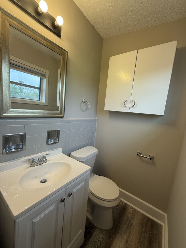 Building Photo - 913 Daniel Cir