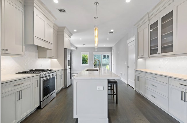 Building Photo - 1639 Maple St