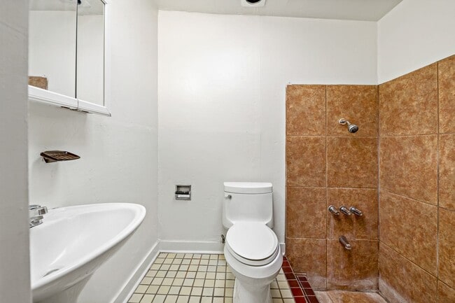 Building Photo - 2401