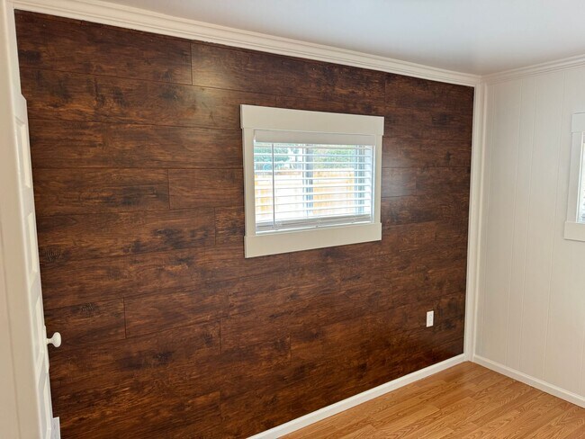 Building Photo - Updated 3 bedroom 2 bathroom duplex in his...