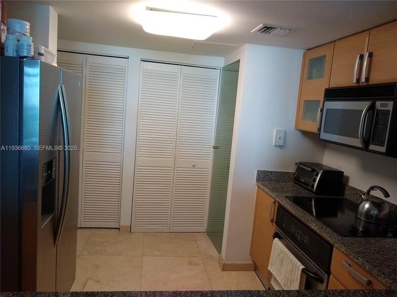 Building Photo - 2101 Brickell Ave