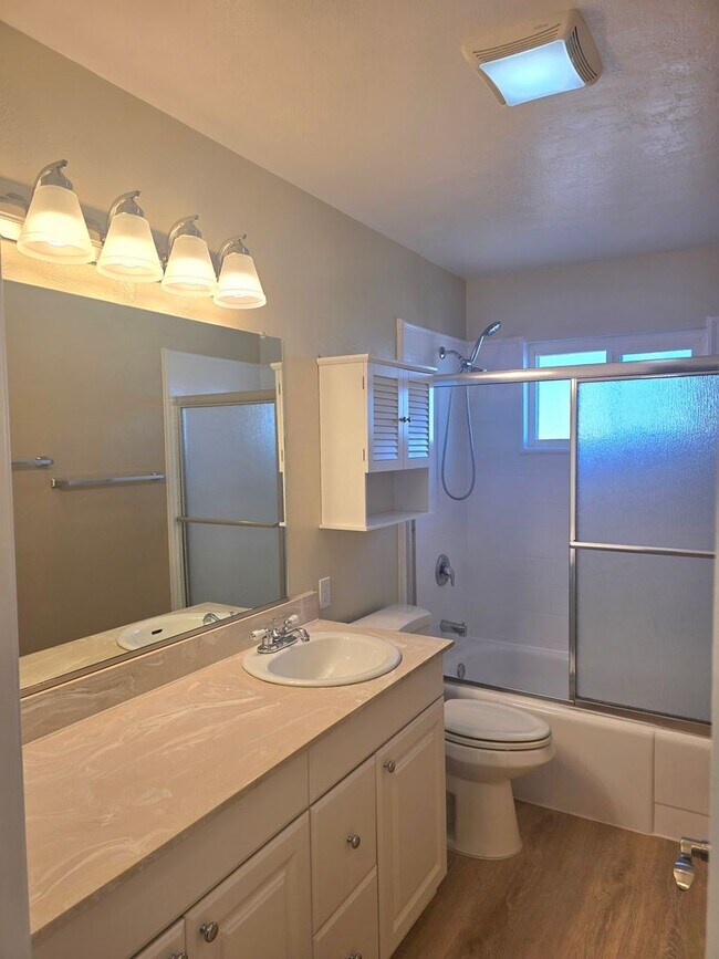 Building Photo - Beautifully Updated #4 Condo