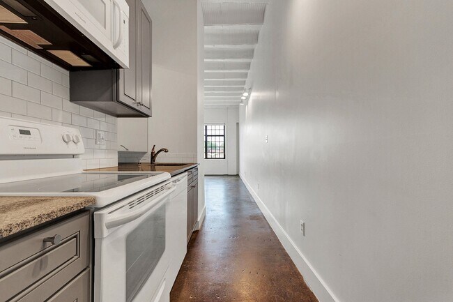Building Photo - Studio Eleven