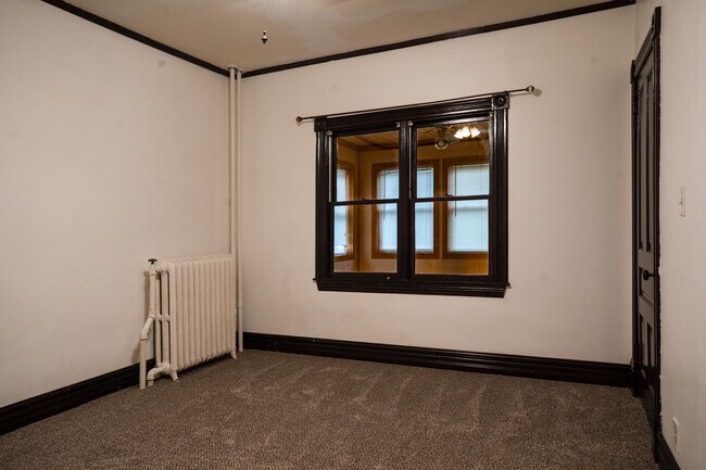 Building Photo - 556 Rose Ave E