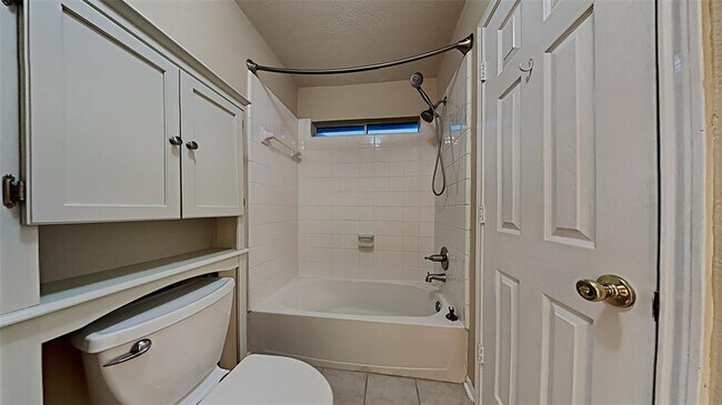 Building Photo - 2114 Winding Hollow Dr