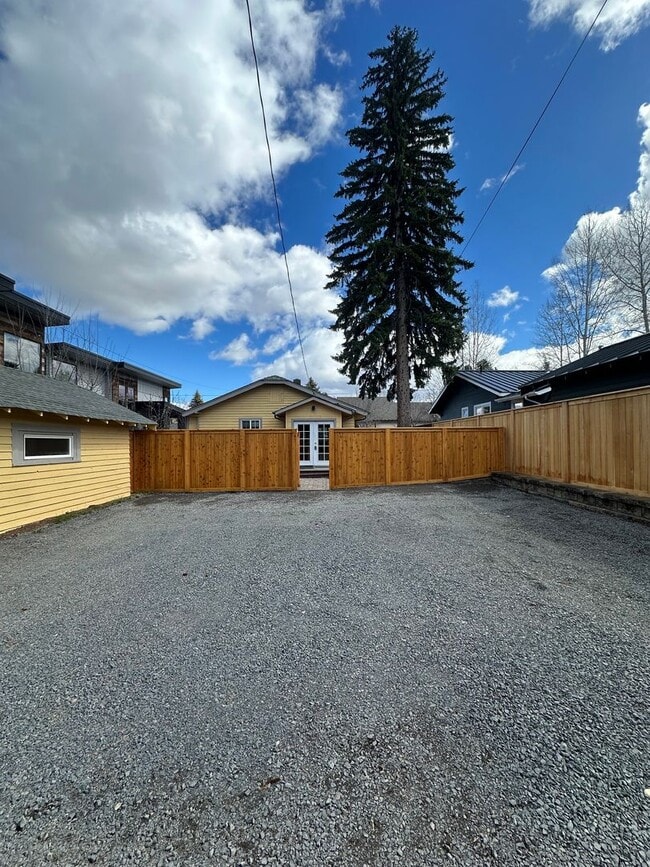 Building Photo - Charming 2 Bed / 2 Bath Home in Prime Westside Bend Location