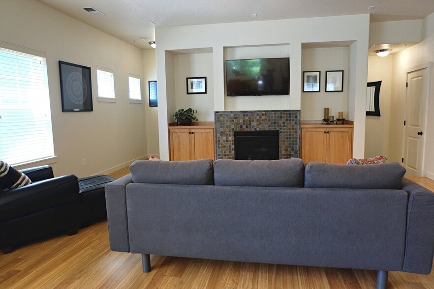 Building Photo - 618 NE Garswood Ln