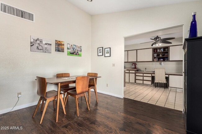 Building Photo - 1012 E Wagon Wheel Dr