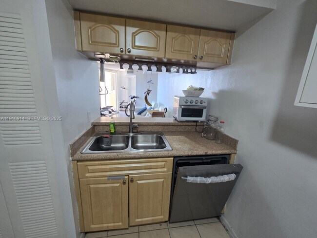 Building Photo - 102 SW 6th Ave