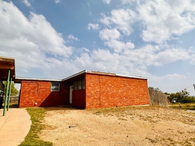 Building Photo - 2523 Dow Dr