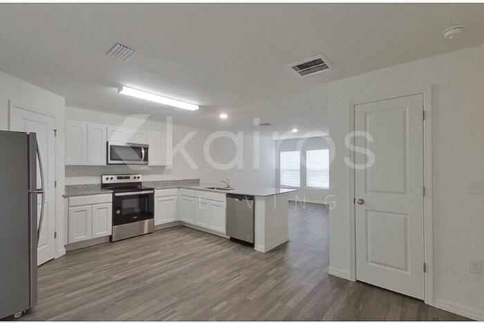 Building Photo - 12378 Paramount Dr S