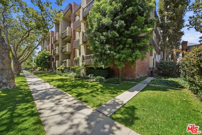 Building Photo - 141 S Linden Dr