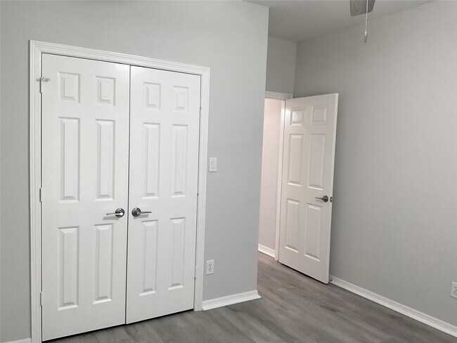 Building Photo - 25818 Overlake Dr