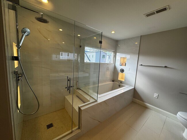 Building Photo - RENOVATED EXPANSIVE 5BD 4BA BRIGHTWOOD HOME