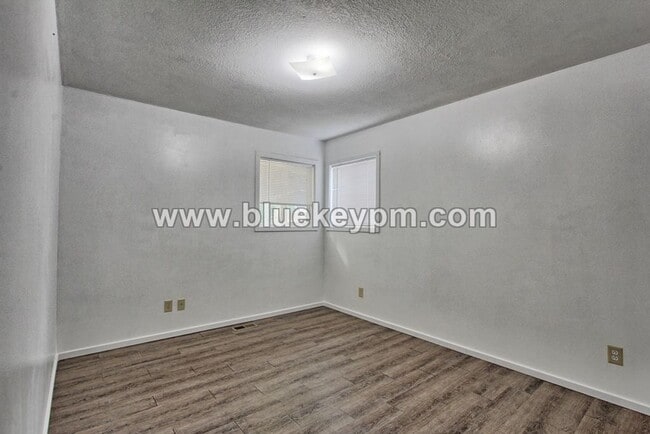 Building Photo - 5 Bedrooms, 2.5 Bathrooms Home in Oregon City