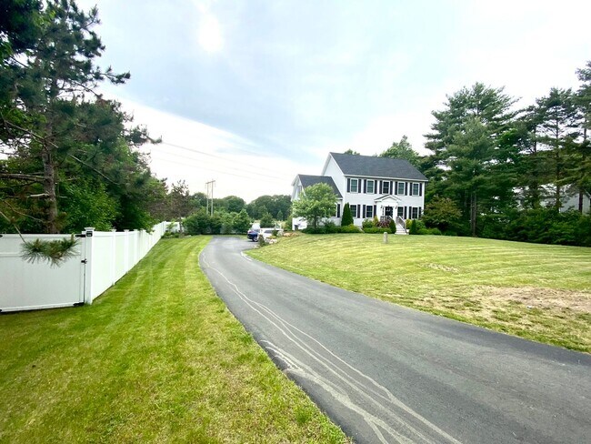 Building Photo - Spacious Four-Bedroom House in the Heart o...