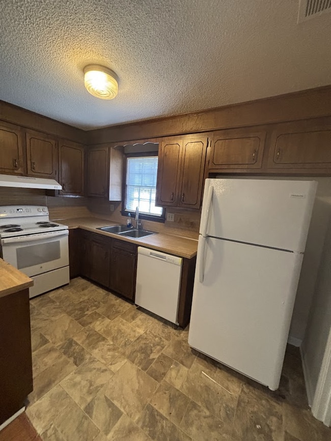 Building Photo - 3 Bed/2 Bath Ranch Style Home!