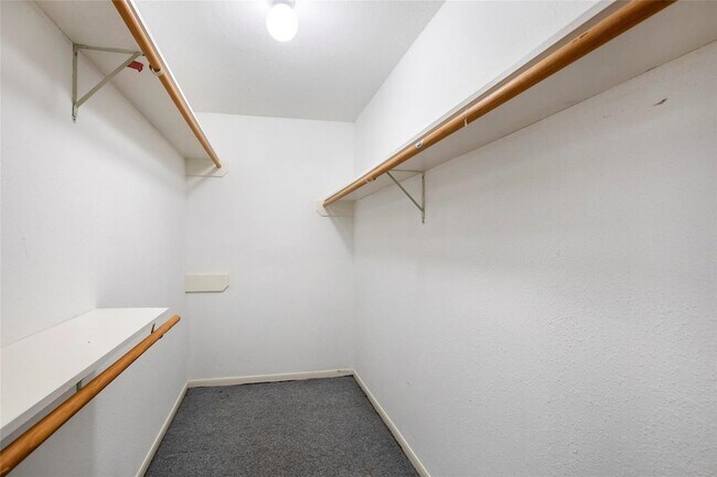 Building Photo - 98 S Village Knoll Cir
