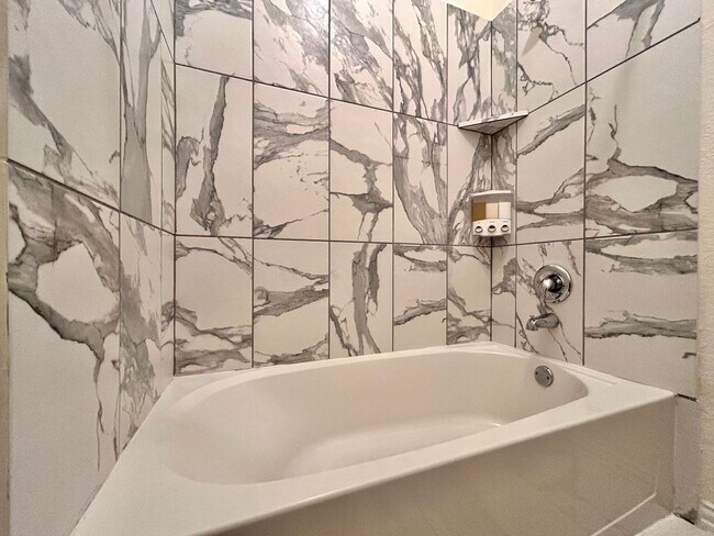 Building Photo - Bright & Beautiful 4 Bed, 3.5 Bath Home with Room for Everyone