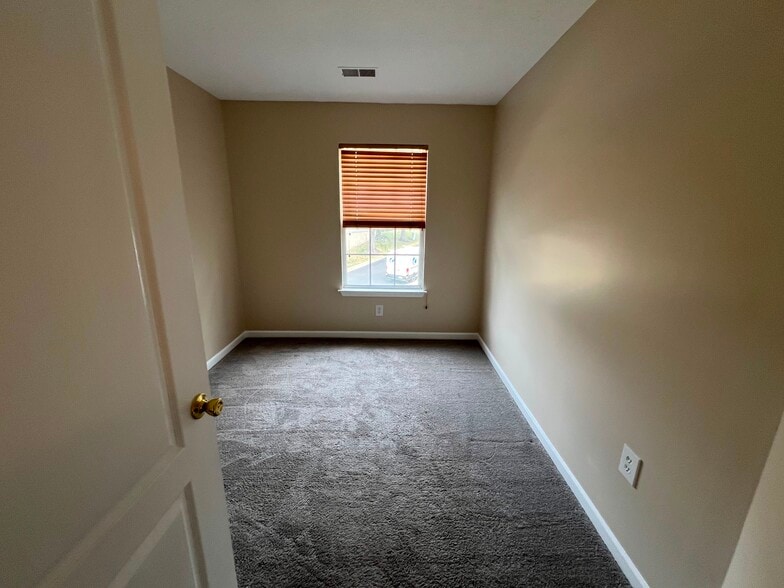 Building Photo - 2495 Deerfield Ln