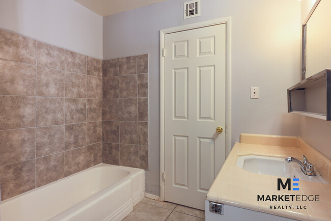 Building Photo - 4 Bed/2Bath Home at 39th Ave/Camelback! Re...