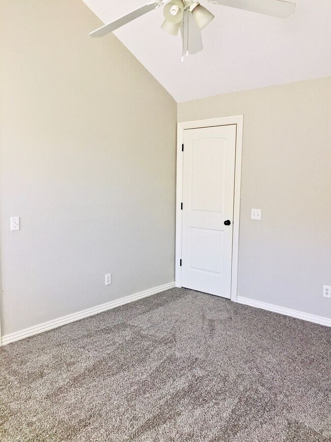 Building Photo - 3 Miles From the UofA!! Beautiful 3 Bedroo...