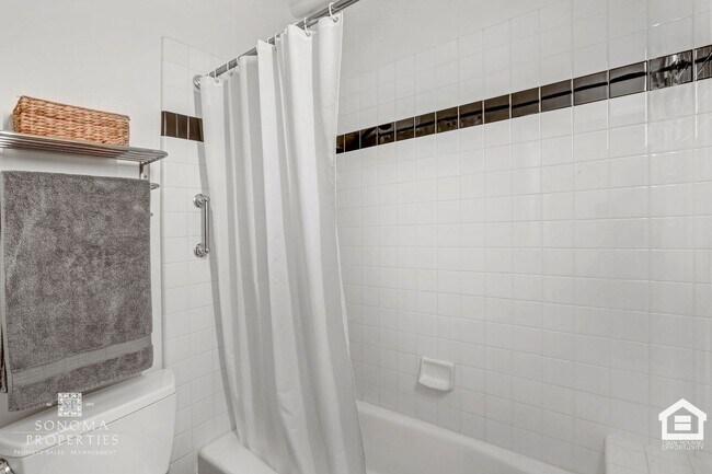 Building Photo - Modern 1BD/2BA Loft Just Minutes from Down...
