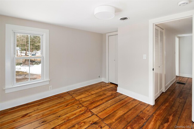 Building Photo - 277 Old Post Rd